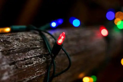 Il costo delle decorazioni natalizie: ecco quando si rischia la multa per le luci sul balcone