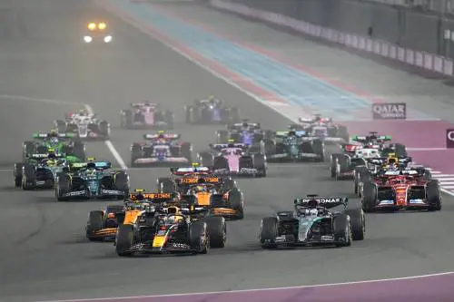Verstappen trionfa in Qatar davanti a Leclerc. La Ferrari riapre il Mondiale Costruttori