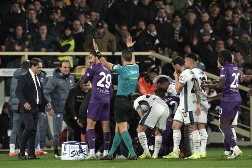 Paura in campo a Firenze, Bove si accascia a terra