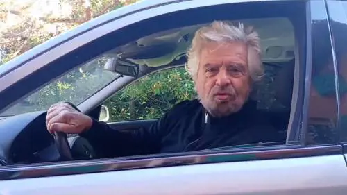 "Perché non fate guidare il Pd a Conte?”. Il M5s volta, Grillo scrive alla Schlein