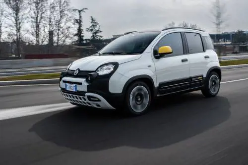 A novembre il mercato dell'auto in Italia frena: Fiat Panda resta la preferita
