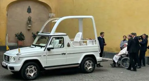  La rivoluzione green arriva in Vaticano: Mercedes-Benz consegna la prima Papamobile elettrica