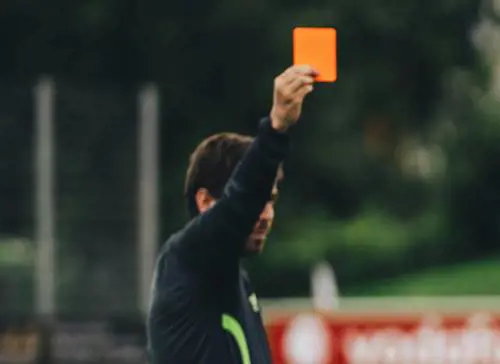 Var, l'arbitro potrà "spiegare" agli spettatori,  ma non ai media
