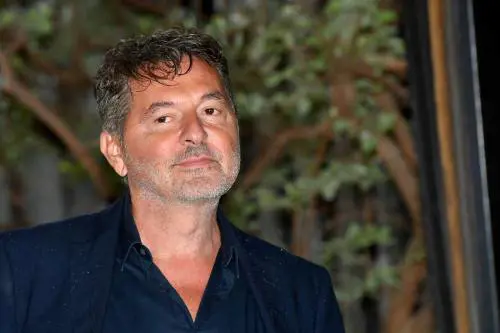 Teo Mammuccari imbelvito scappa dalle domande che scorticano