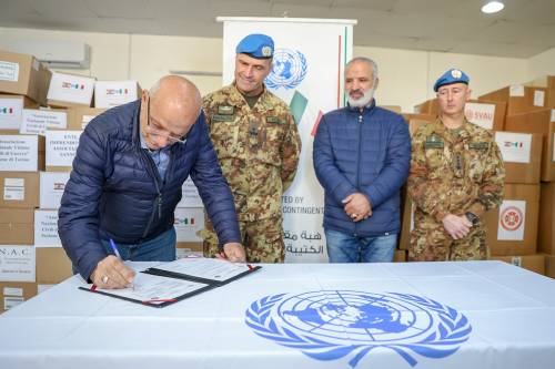 Libano, aiuti umanitari consegnati agli sfollati dai "caschi blu" italiani