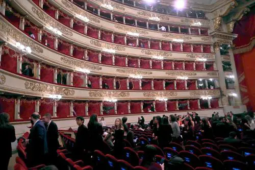 Gridò a teatro "Palestina libera". La Scala licenzia la maschera