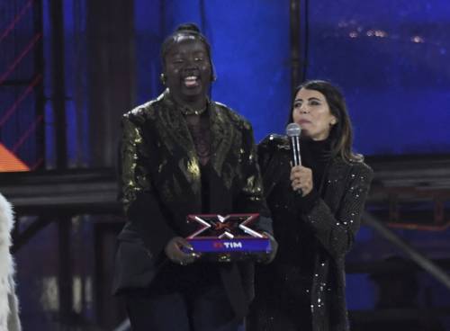 X Factor 2024, vince Mimì Caruso, solo terzi i favoriti Patagarri. Robbie Williams apre le danze