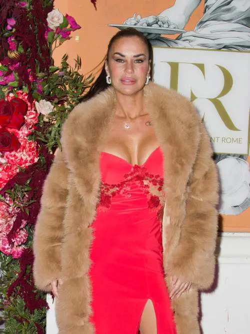 Antonella Mosetti, Onlyfans e la gamba cosparsa di miele: "50mila euro per un video porno"