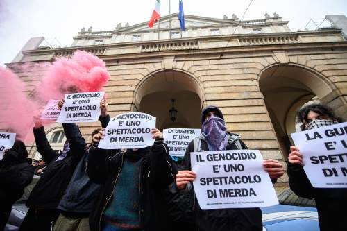 Centri sociali scaricano letame davanti alla Scala 