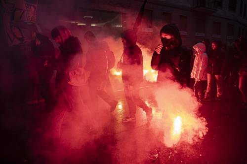 Petardi e fumogeni contro la polizia. I pro Pal tentano di sfondare le transenne alla Scala