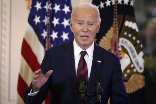 Biden: "Noi vigili, transizione pacifica". Un funzionario: "Colpiti obiettivi dell'Isis"