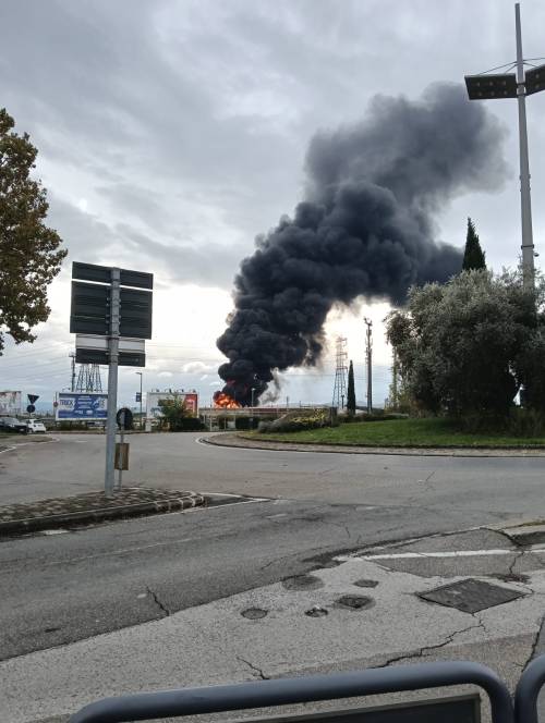 Tragedia di Calenzano, il fumo e i danni causati dall'onda d'urto a centinaia di metri di distanza