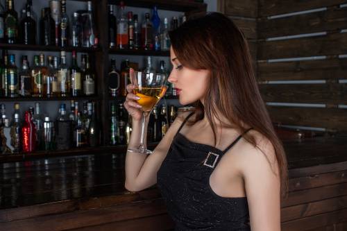 Drunkorexia, il pericoloso mix di chi non mangia per assumere alcol