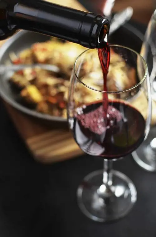 Bere 35 bicchieri di vino al mese fa bene al cuore, infarti ridotti del 50%: lo studio