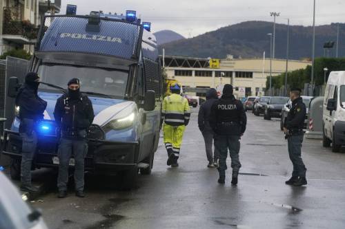 Le autobotti al carico, la scintilla e le fiamme. Spunta l'ipotesi di una manovra errata