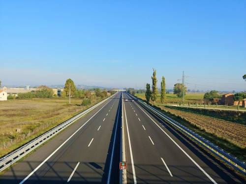 Un altro morto sul lavoro, operaio travolto da un tir sulla A1 durante la manutenzione