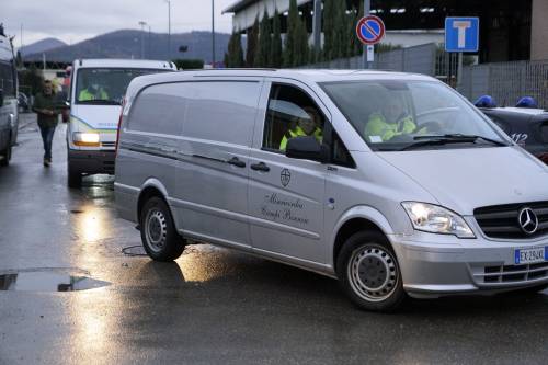 Nella foto: le salme vengono trasportate fuori dal luogo dell'incidente