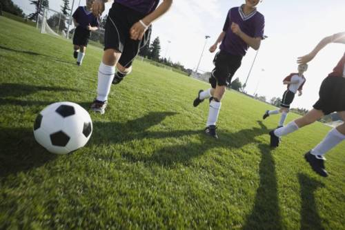 "Vai male a scuola? Niente calcio". Ma c’è chi non è d’accordo: "Ricatto"