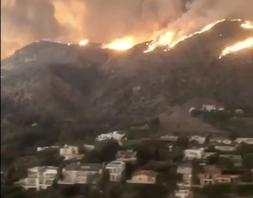 Un enorme incendio sta distruggendo la California delle star