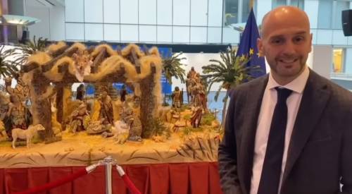 Al parlamento europeo, dopo anni di "banditismo" torna il presepe