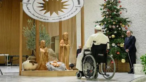 Cambia l'aria in Ue. Torna il presepe dopo anni di bando. Vaticano, via la kefiah