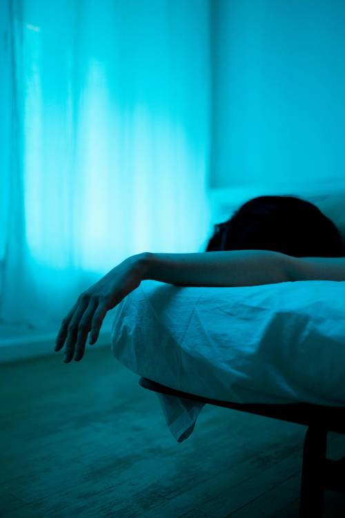 Dormi con la luce accesa? Ecco perché può aumentare il rischio di diabete