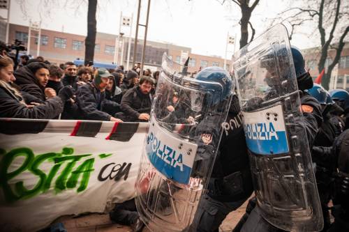 Gli scontri tra manifestanti e polizia a Torino