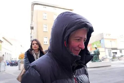 "Piantatela, basta". La suora indagata si scaglia contro i giornalisti fuori dal tribunale di Brescia