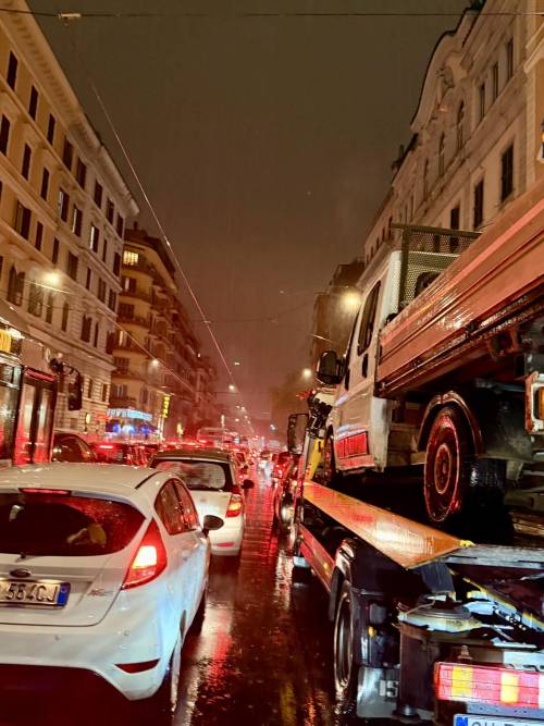 Roma paralizzata tra bomba d'acqua e scioperi