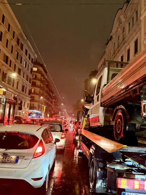 Roma paralizzata tra bomba d'acqua e scioperi