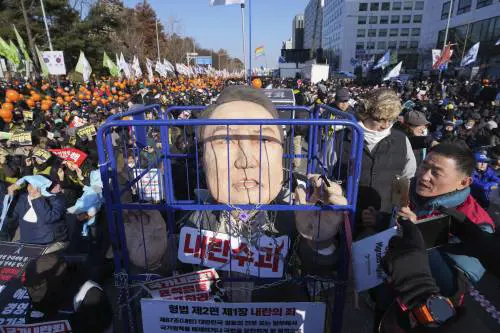 Corea del Sud, approvato l’impeachment per il presidente Yoon: che cosa succede adesso