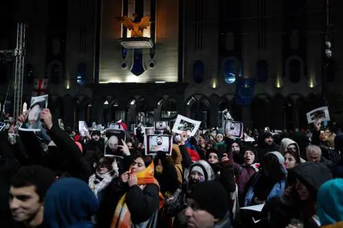 Georgia: tensione tra i filorussi e la presidente uscente. Scontri in piazza