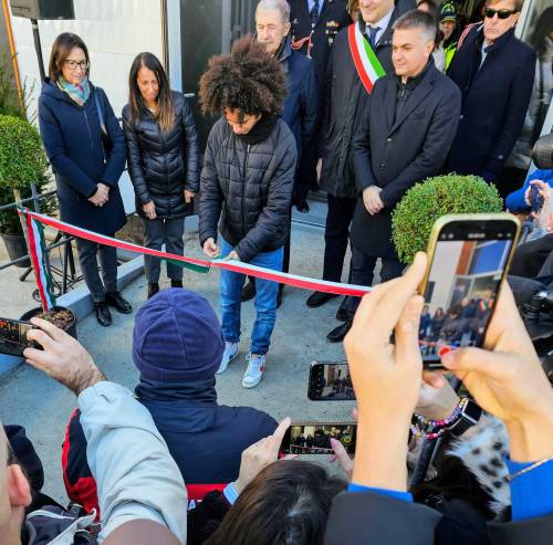 Taglio del nastro tricolore da parte di Cesare Cerulli, giovane figlio di una delle vittime del crollo del ponte Morandi (Fonte foto: Comune di Genova)