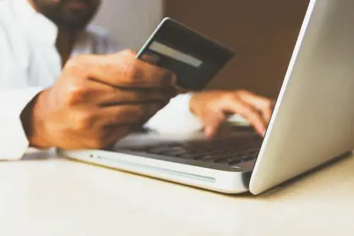 “Due euro per pacchi Amazon non ritirati”: la truffa che svuota il conto corrente