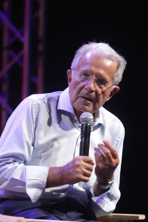 "Parla proprio lui...". Delmastro inchioda Prodi sulle accuse di "obbedienza" alla Meloni