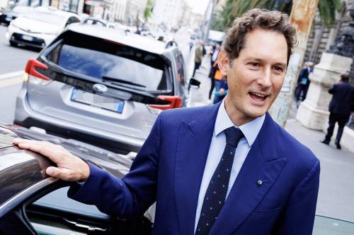 Elkann va a rapporto da Macron su Stellantis. "Francia strategica"