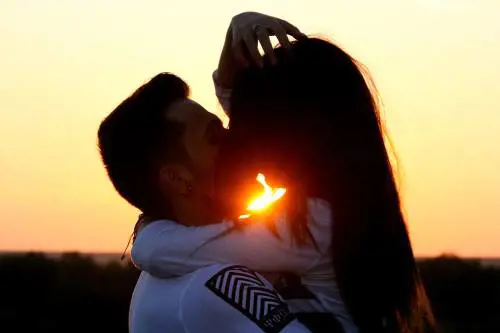 Multa da 500 euro per chi si bacia in piazza. La proposta che fa discutere