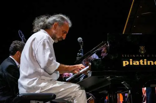 Bollani in bilico tra jazz e tv. Escono i "Preludi per piano"