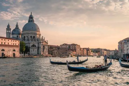Turismo, le difficoltà del 2025: un "buco" di 260mila lavoratori. L'allarme di Confcommercio