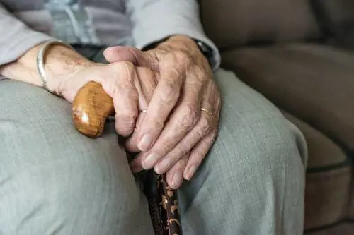 "Sua figlia si è tagliata la gola...". La truffa choc agli anziani