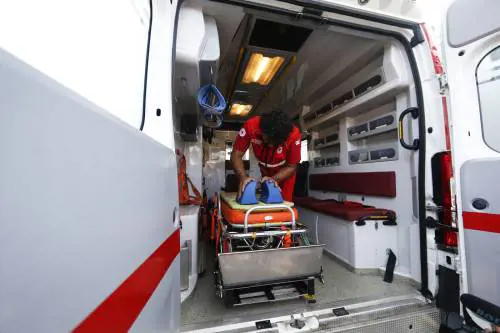 Orrore a Brindisi, catrame bollente su alcune persone per strada: ustionato un bimbo di 6 mesi