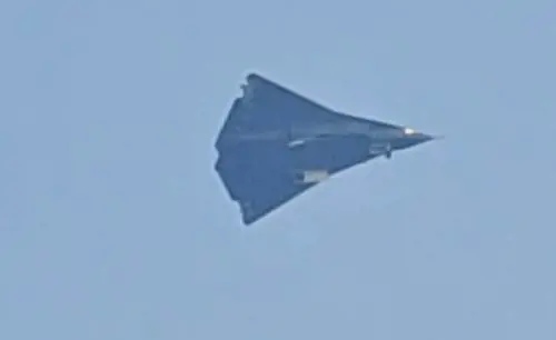 "È apparso un aereo militare misterioso": cosa sappiamo del nuovo velivolo cinese