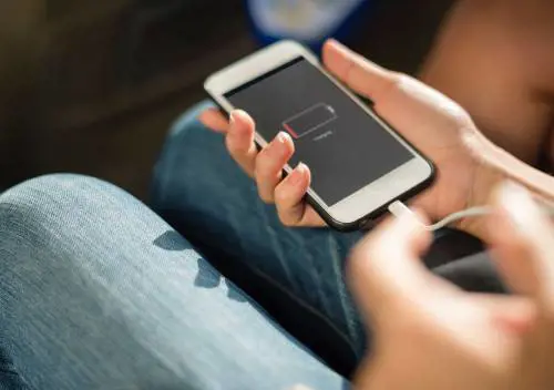 Occhio a buttare via i caricabatterie vecchi: ecco quanto valgono