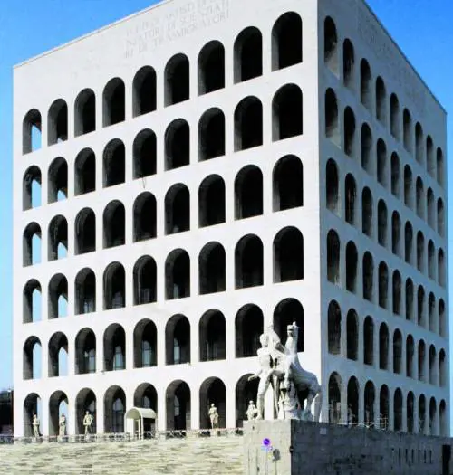 Ma il potere ama mettersi in mostra. Come spiega la Roma fascista