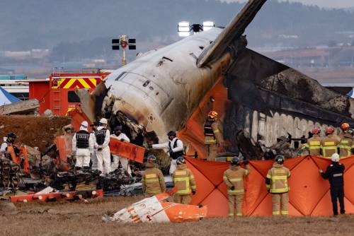 Aereo si schianta in pista: 179 morti, 2 superstiti. Ipotesi stormo di uccelli