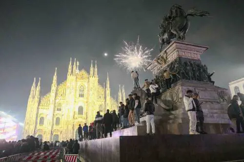 "Circondate in piazza e palpeggiate"