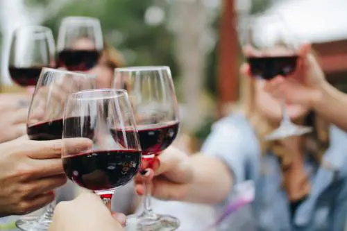 La guerra degli Usa al vino: si scriva che è cancerogeno