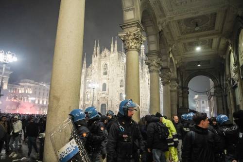 Milano, violenza a Capodanno: incendi e lanci di bottiglie contro la polizia 