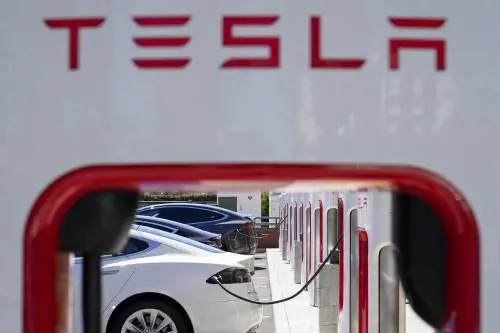 Per Tesla storico calo delle vendite