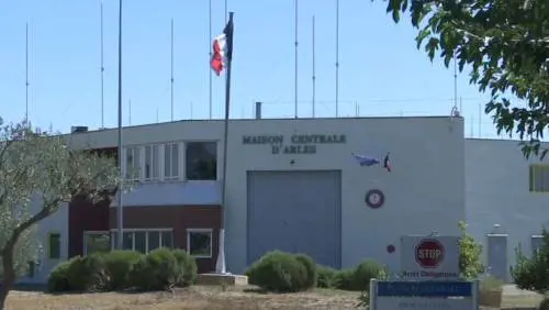 Francia, rivolta nel carcere di Arles: detenuto armato tiene in ostaggio 4 infermieri e un agente per ore